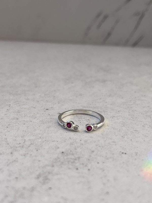 Anillo ajustable con circonias rosas