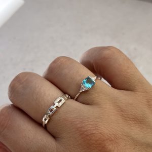 Anillo circonia azul