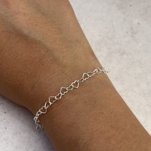 Pulsera con eslabones corazón