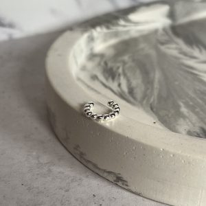 Mini ear cuff bolitas