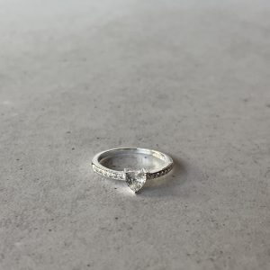 Anillo corazón de circonia