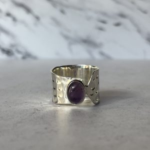 Anillo martillado con amatista