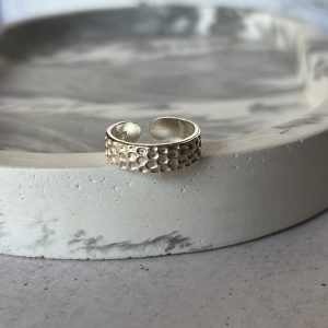 Anillo midi martillado