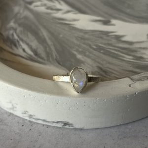 Anillo gota piedra de la luna