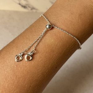 Pulsera slider con dijes corazón